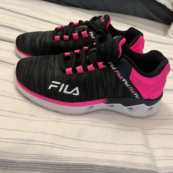 BRAND NEW GIRLS SIZE 2 FILA TENNIS SHOES - Picture 8 of 14